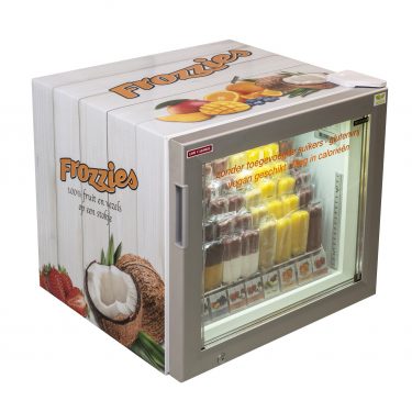 Professionele vriezer met exclusieve ijspresentatie | Klein van formaat, dus neemt weinig ruimte in beslag | Ruimte voor de top 5 meest verkochte Frozzies fruitijsjes | Inclusief presentatiebord |
Afmetingen: 58 cm breed x 53 cm hoog x 54 cm diep